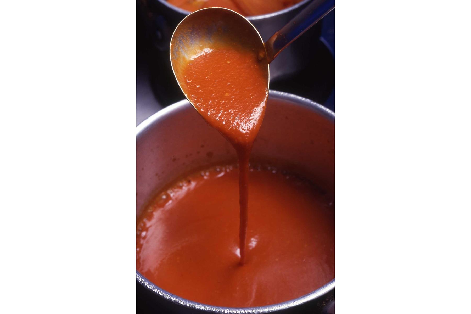 でき上がったサルサ・ロハス。もったりとした感じがなくなり、とろりとなめらかになる。